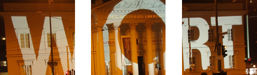 Bahnhofsuhren mit verschiedenen Zeitanzeigen