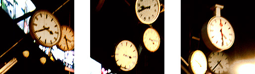 Bahnhofsuhren mit verschiedenen Zeitanzeigen