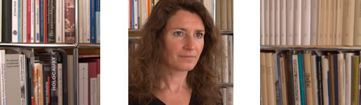 Jutta Zwilling vor B&uuml;cherregel